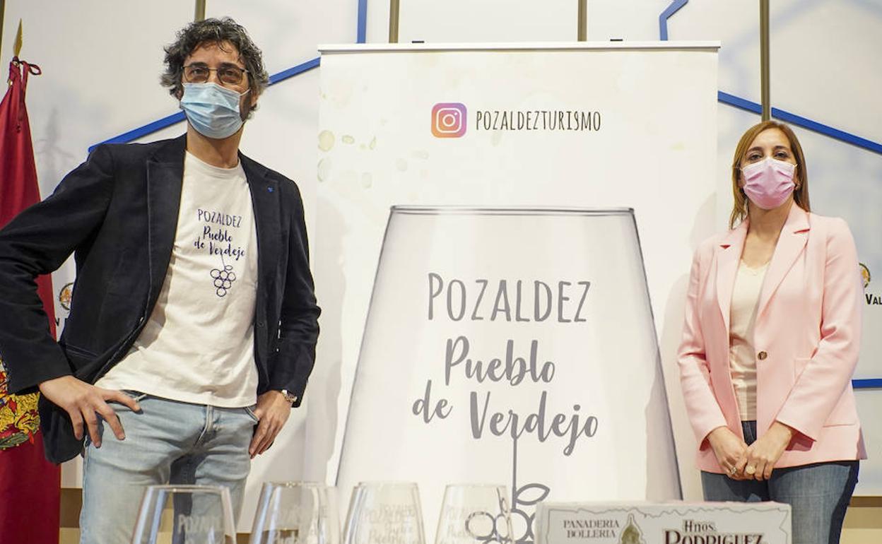 El alcalde de Pozaldez, David Marcos Pereira, y la diputada provincial Inmaculada Toledano. 