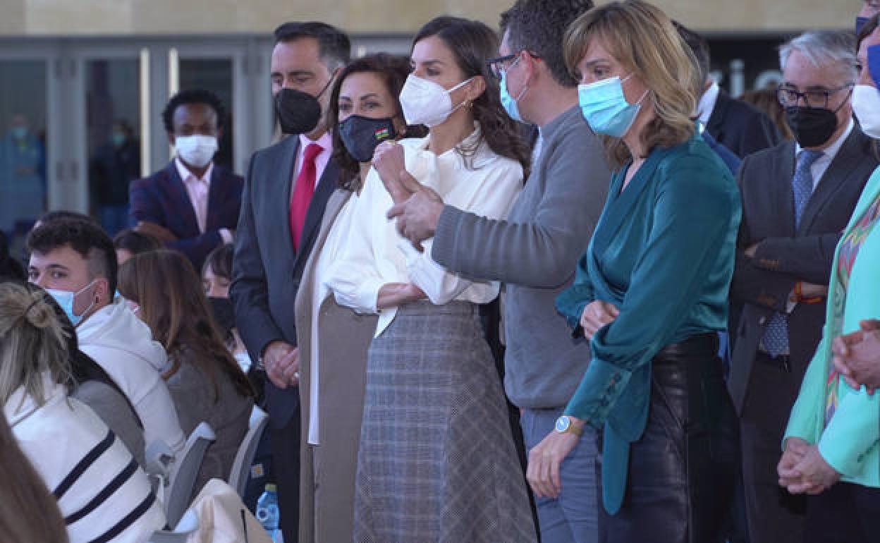 La Reina Letizia en el centro con su blusa y falda románrtica. 