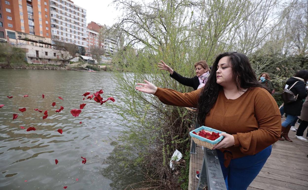 Lanzamiento de pétalos al río Pisuerga el Día del Pueblo Gitano en Valladolid. 