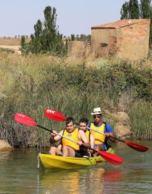 Imagen secundaria 2 - Arriba, tumba templaria y Virgen Blanca, en Villalcázar de Sirga: Abajo, Iglesia de San Martin de Frómista y piraguas en el Canal de Castilla. 
