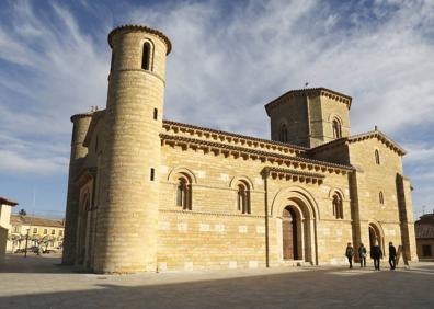 Imagen secundaria 1 - Arriba, tumba templaria y Virgen Blanca, en Villalcázar de Sirga: Abajo, Iglesia de San Martin de Frómista y piraguas en el Canal de Castilla. 