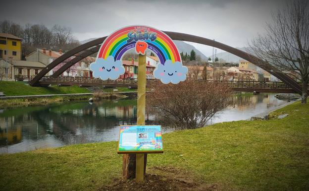 El arco iris de los sueños da la bienvenida a los pequeños a una fantástica experiencia de diversión, como muestran en las fotos bajo esta línea. A la derecha, ruta natural. 