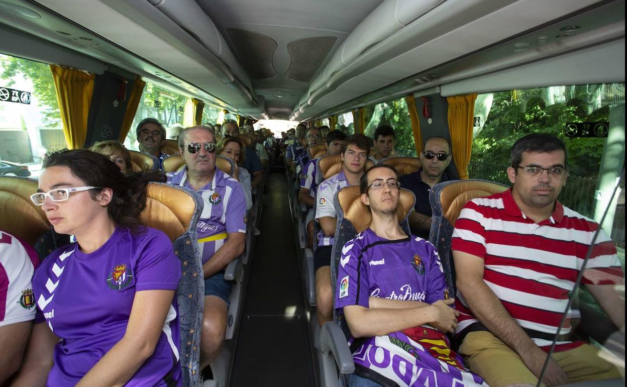 Imagen de un grupo de aficionados del Real Valladolid antes de un viaje. 