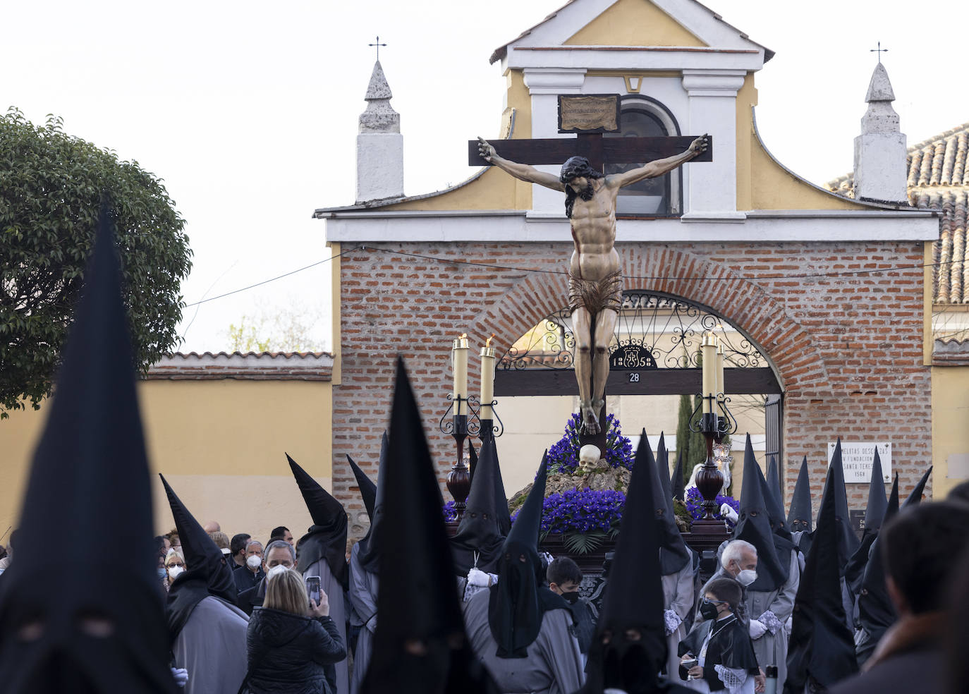 Fotos: El Santísimo Cristo de las Cinco Llagas recorre las calles de Valladolid