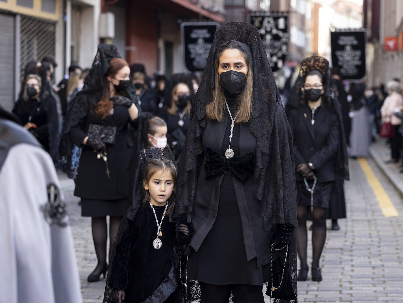 Fotos: El Santísimo Cristo de las Cinco Llagas recorre las calles de Valladolid