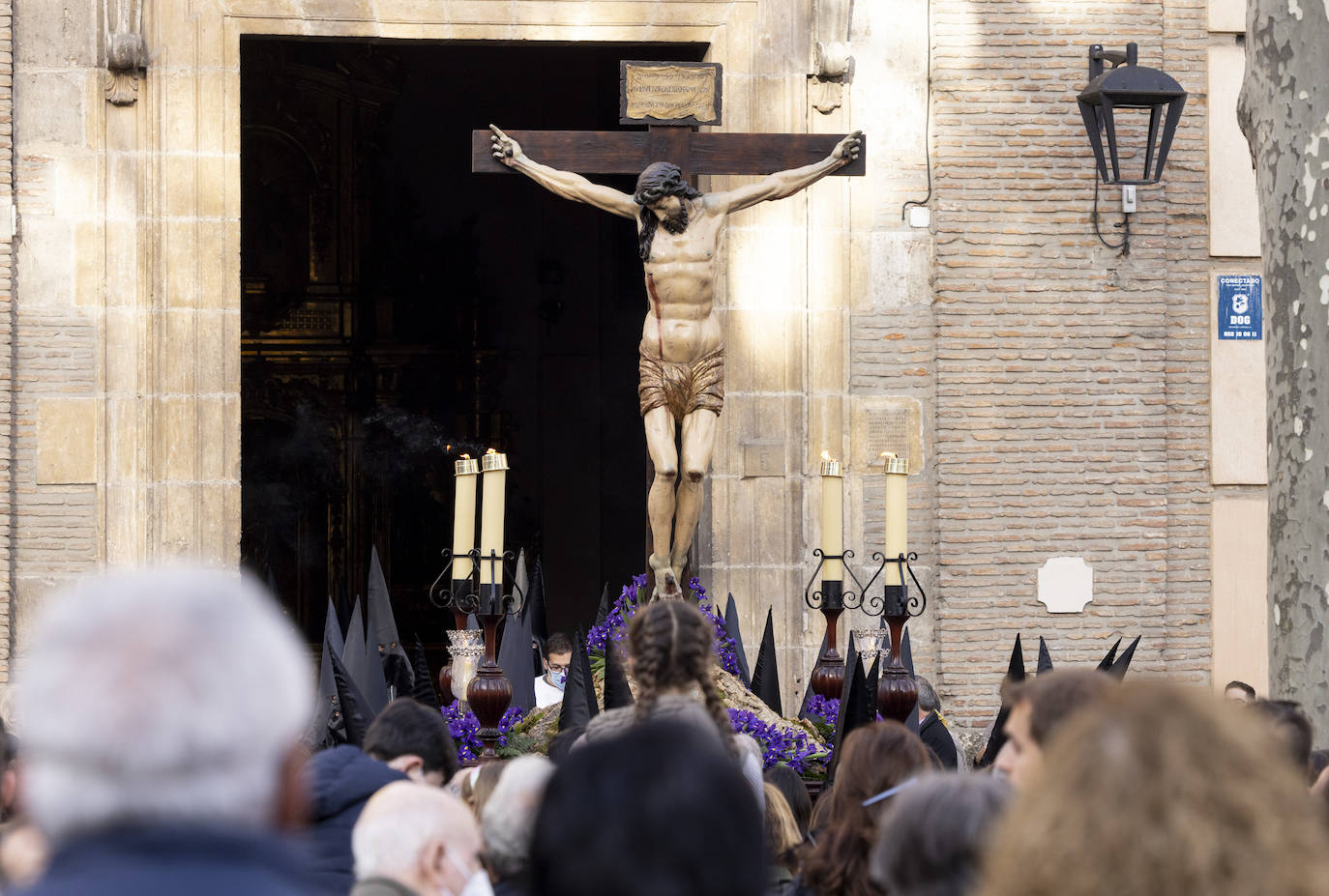 Fotos: El Santísimo Cristo de las Cinco Llagas recorre las calles de Valladolid