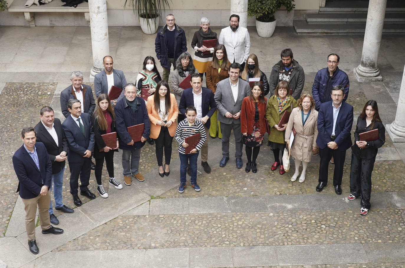 Conrado Íscar, en el centro, con los premiados. 