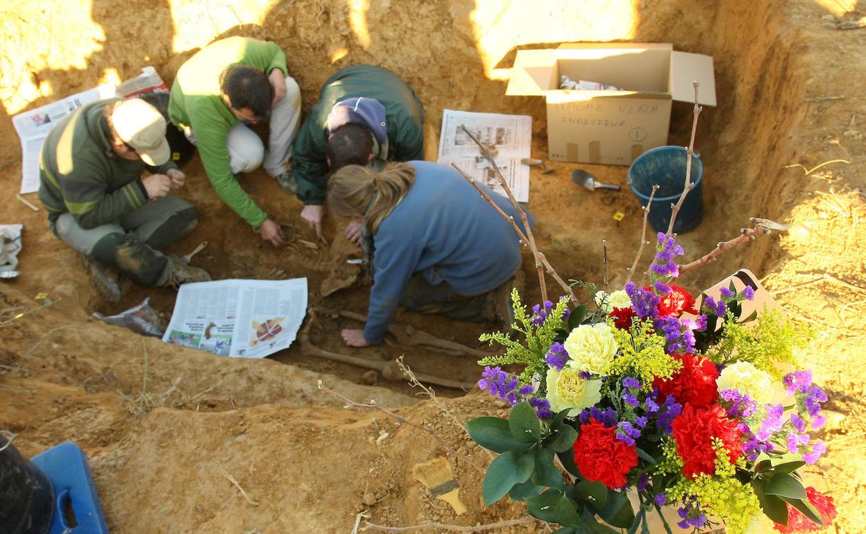 Labores de exhumación de una fosa de represaliados durante el Franquismo. 