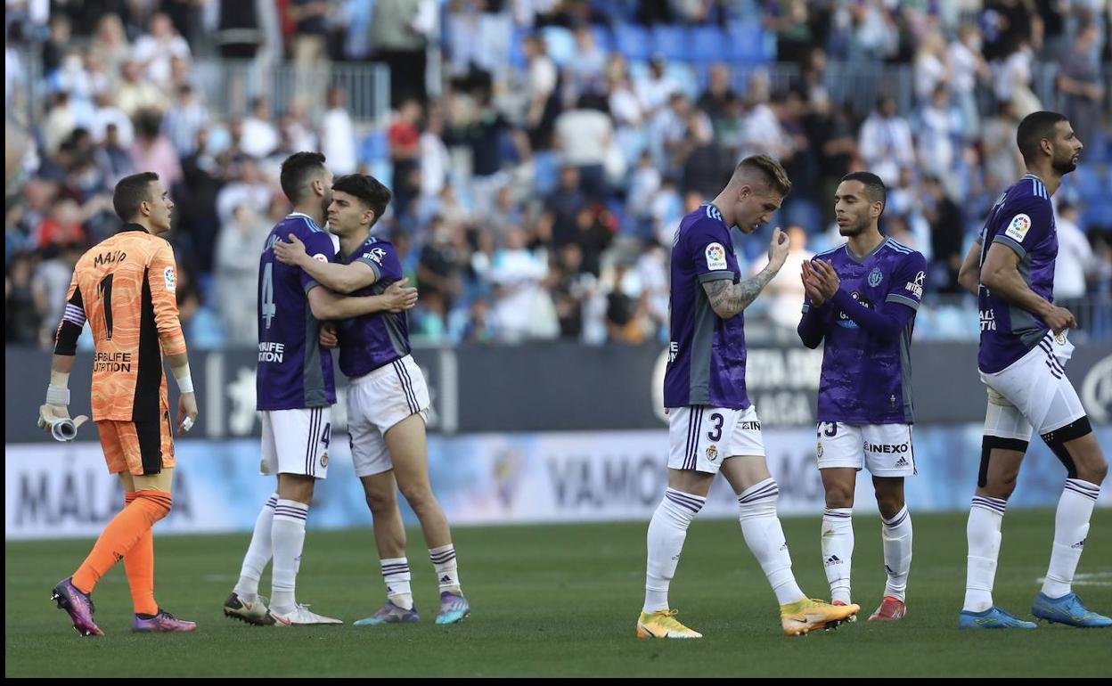 Los jugadores del Real Valladolid con rostros serios tras finalizar el encuentro. 