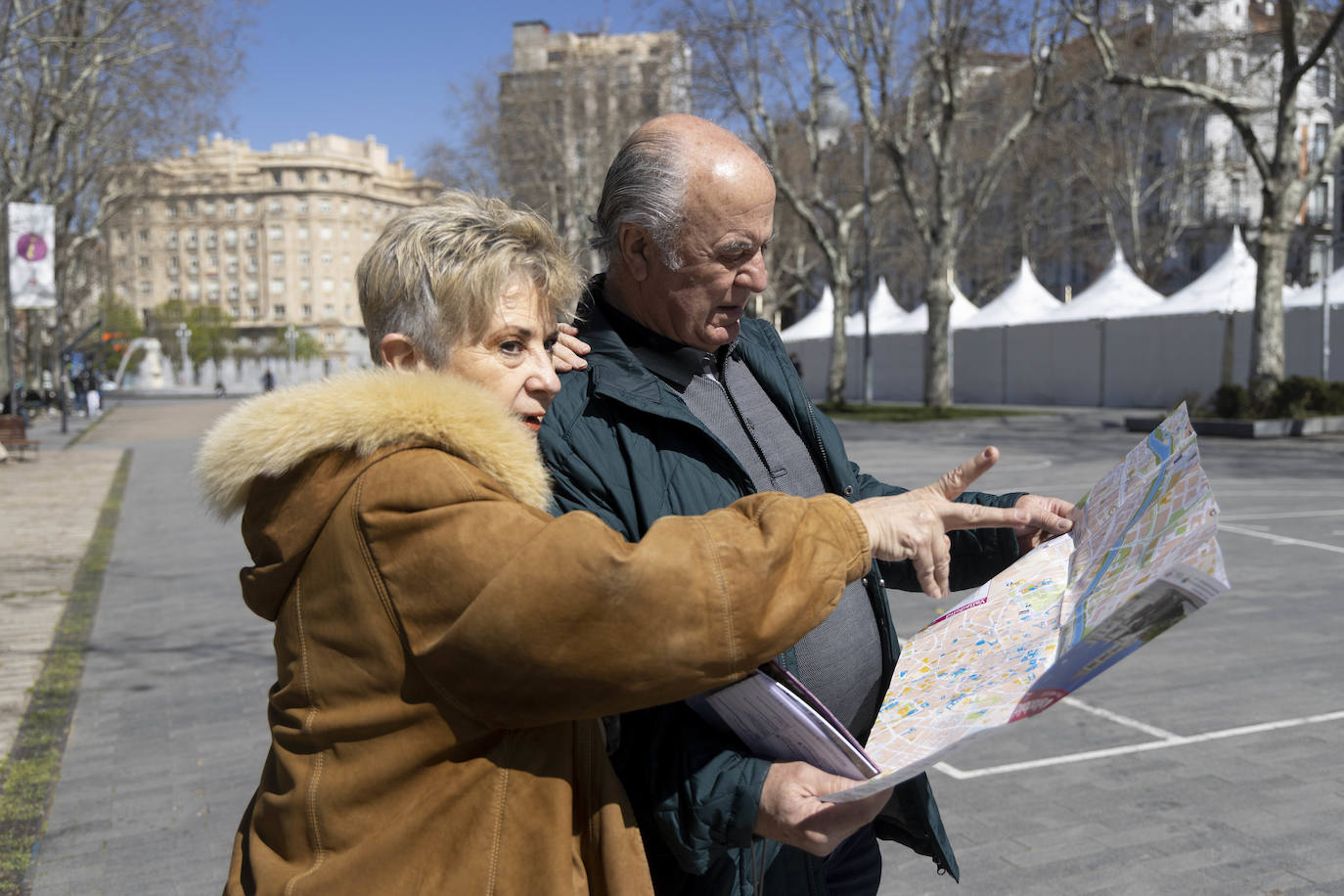 Los turistas Juan Granados y María José Coloma observan el mapa de Valladolid tras salir de la Oficina de Turismo.