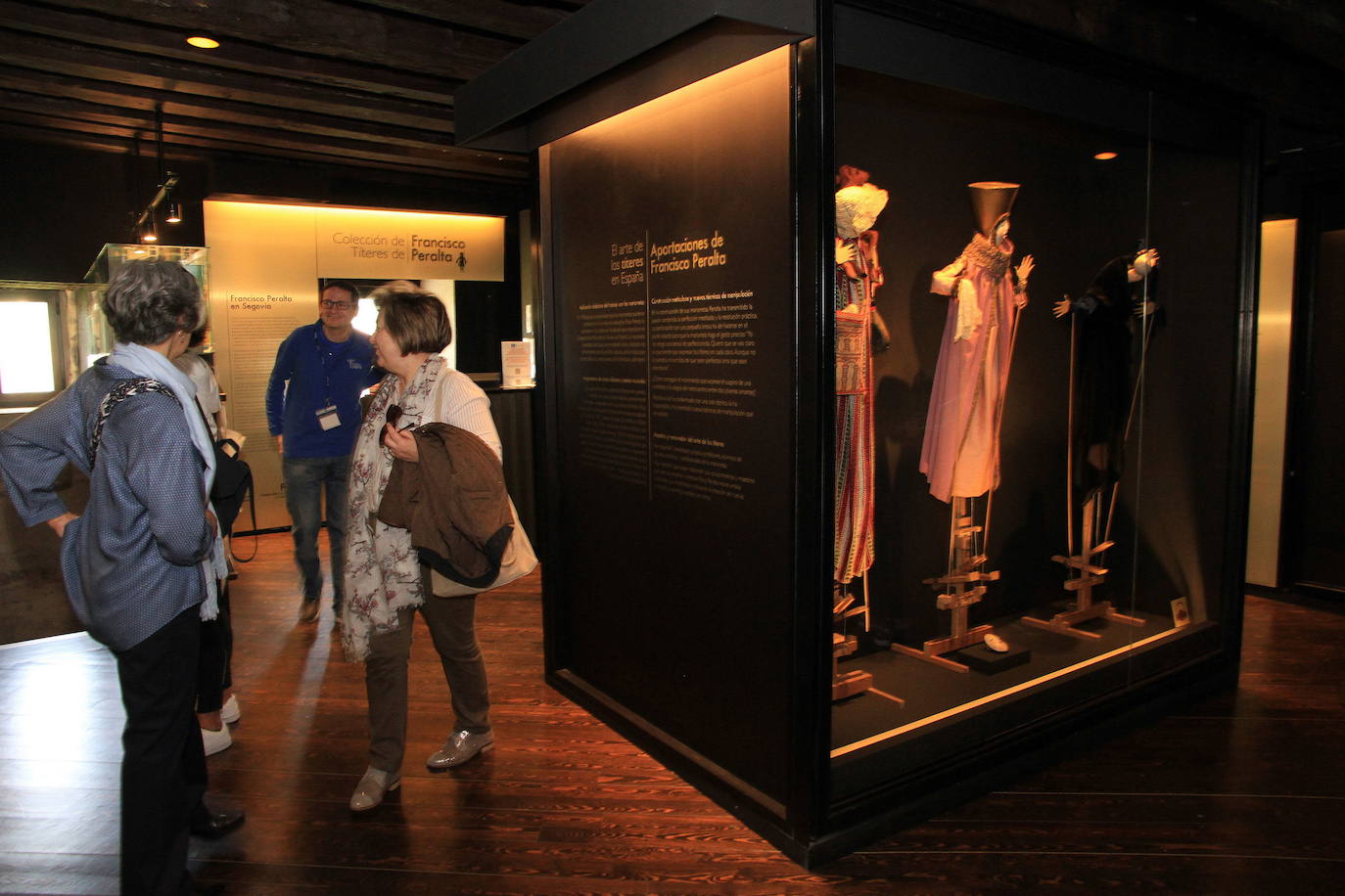 Visitas a la Puerta de Santiago que alberga la muestra de títeres de Peralta. 