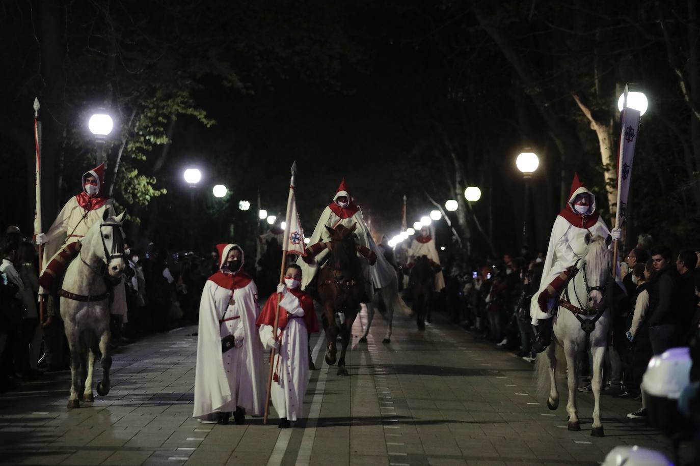 Algunos momentos de la procesión del Cristo de los Trabajos este Domingo de Ramos en Valladolid. 