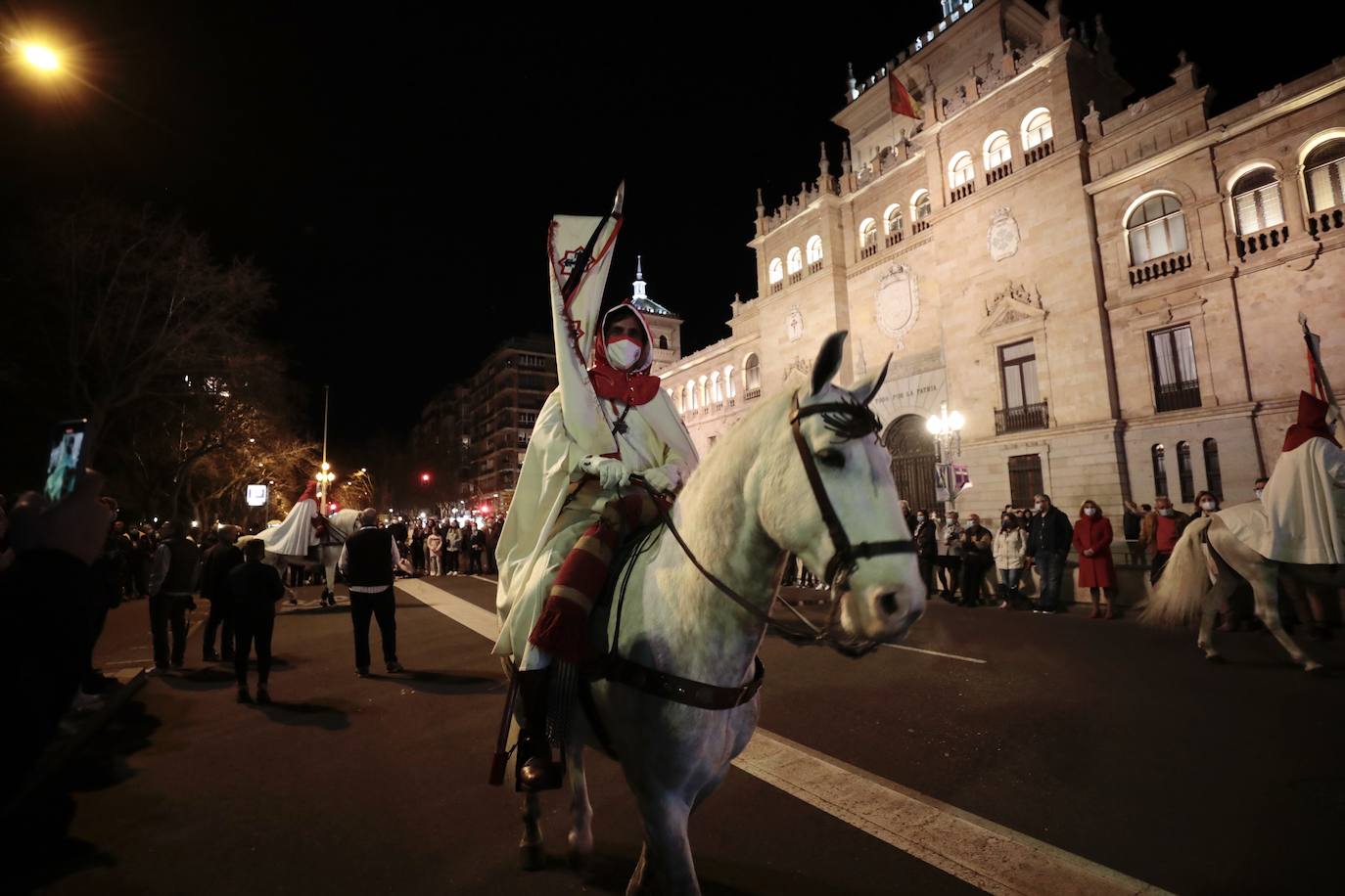 Algunos momentos de la procesión del Cristo de los Trabajos este Domingo de Ramos en Valladolid. 