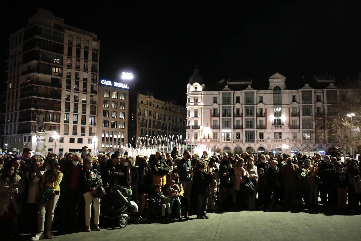 Algunos momentos de la procesión del Cristo de los Trabajos este Domingo de Ramos en Valladolid. 