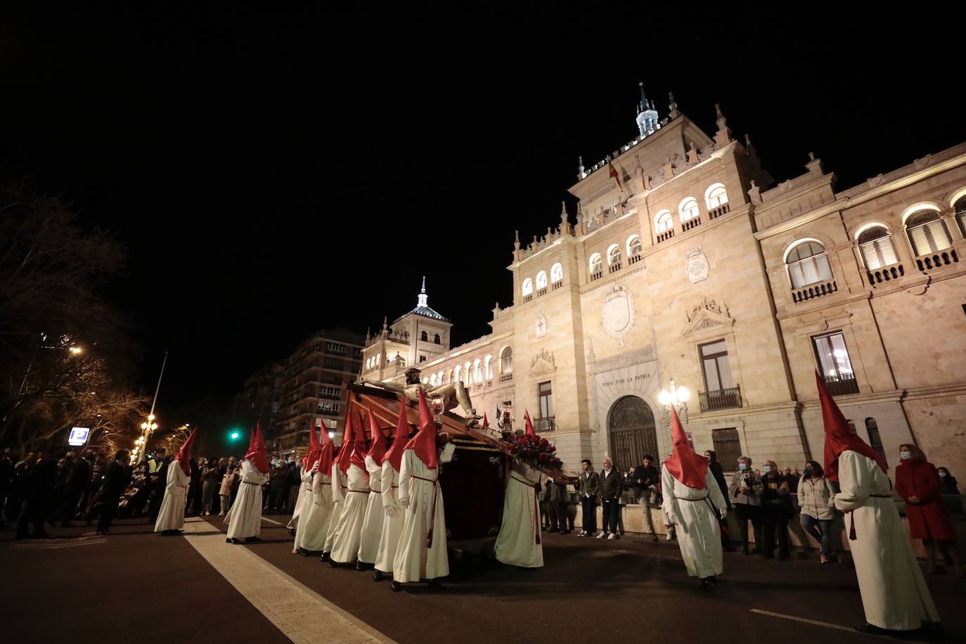 Algunos momentos de la procesión del Cristo de los Trabajos este Domingo de Ramos en Valladolid. 