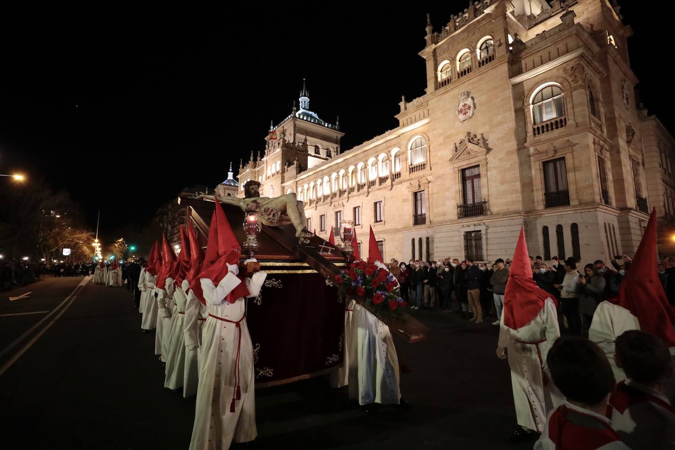 Algunos momentos de la procesión del Cristo de los Trabajos este Domingo de Ramos en Valladolid. 