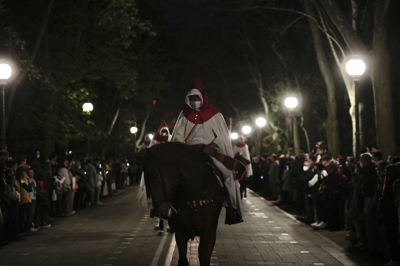 Algunos momentos de la procesión del Cristo de los Trabajos este Domingo de Ramos en Valladolid. 