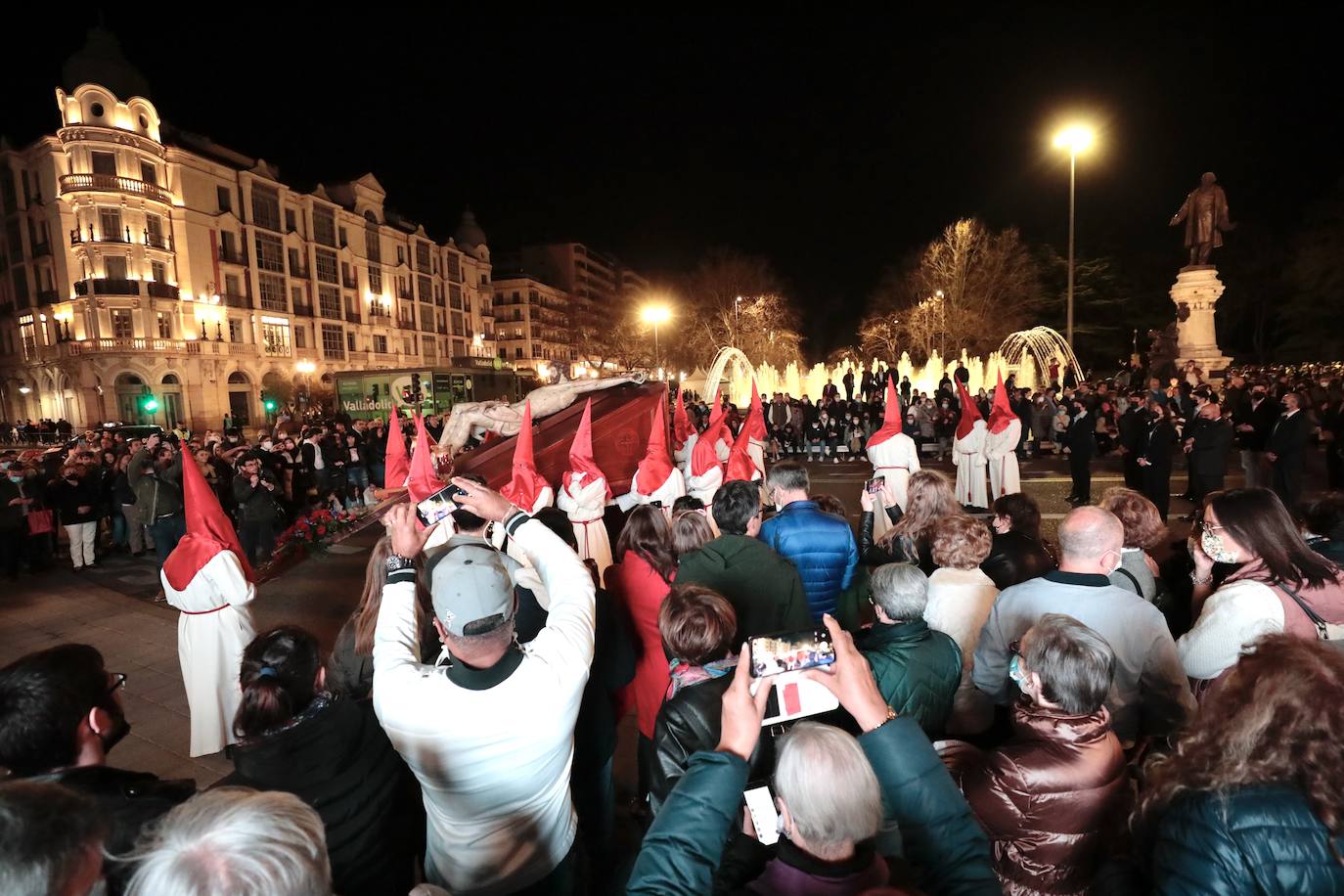 Algunos momentos de la procesión del Cristo de los Trabajos este Domingo de Ramos en Valladolid. 