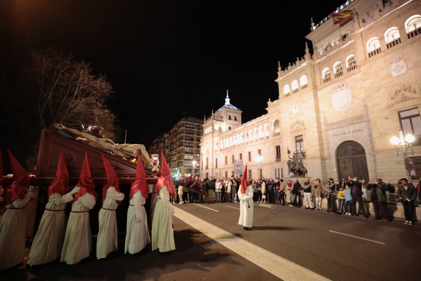 Algunos momentos de la procesión del Cristo de los Trabajos este Domingo de Ramos en Valladolid. 