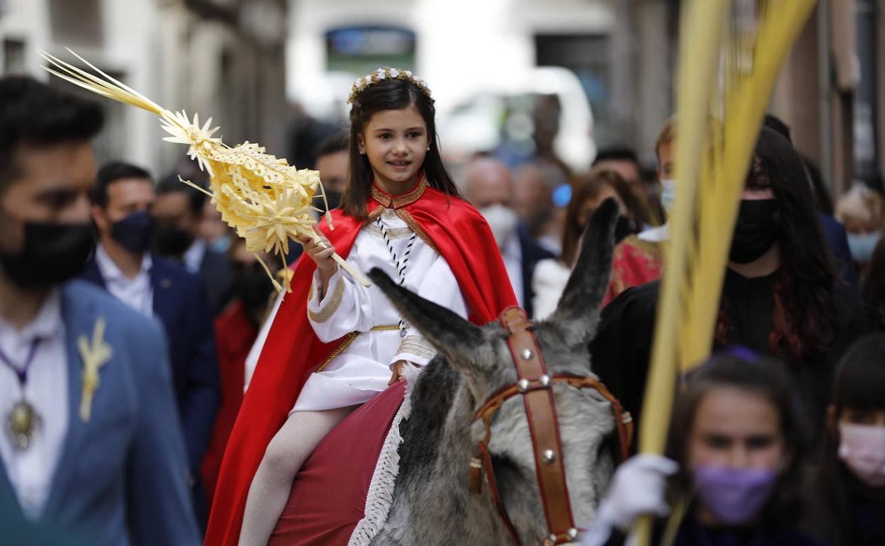 Procesión de La Borriquilla en Peñafiel, protagonizada por Lucía Cano, niña que este año realizará la Bajada del Ángel el Domingo de Resurrección.