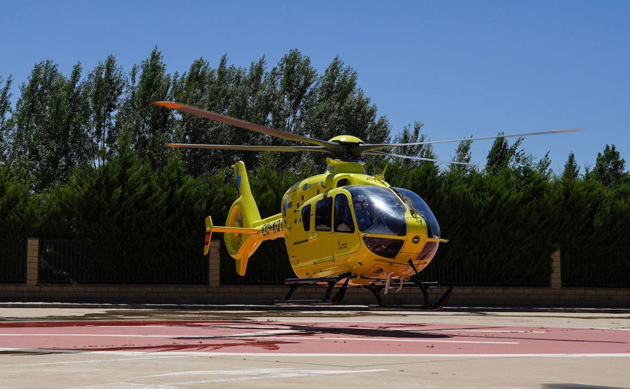 Uno de los helicópteros que presta servicio de traslado de enfermos para Sacyl.