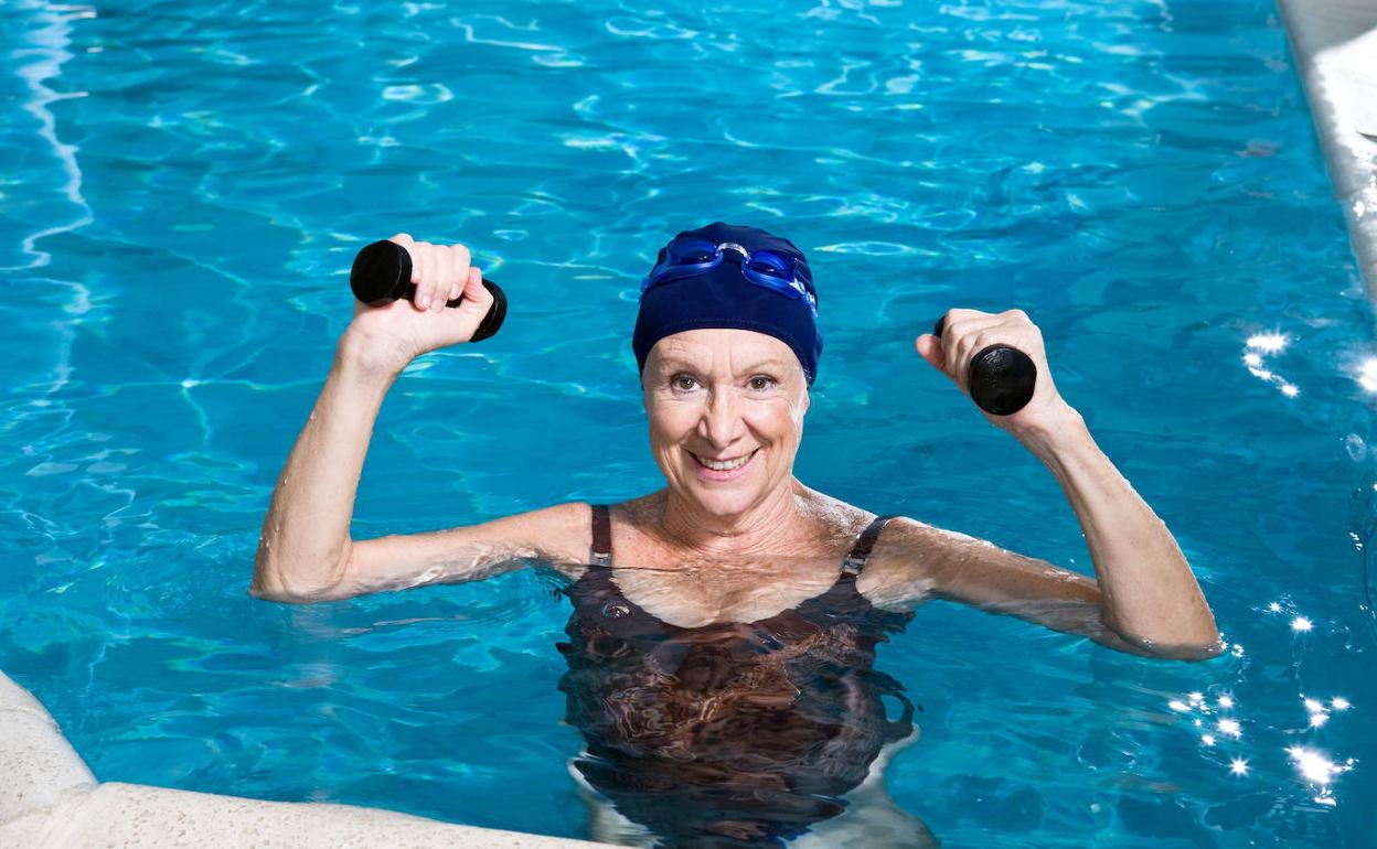 Salamanca convoca nuevas plazas del programa municipal de natación para personas de más de 60 años