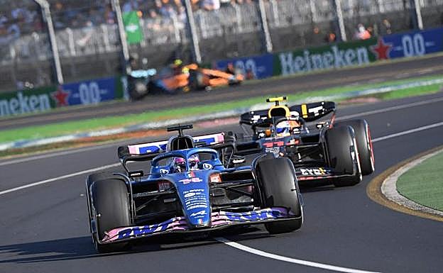 Alonso, «sin palabras» tras acabar último y Sainz asume la culpa por el abandono