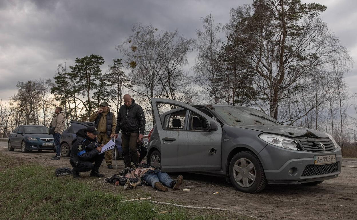 Los cadáveres yacían en el suelo cuando la prensa internacional entró en Bucha. 