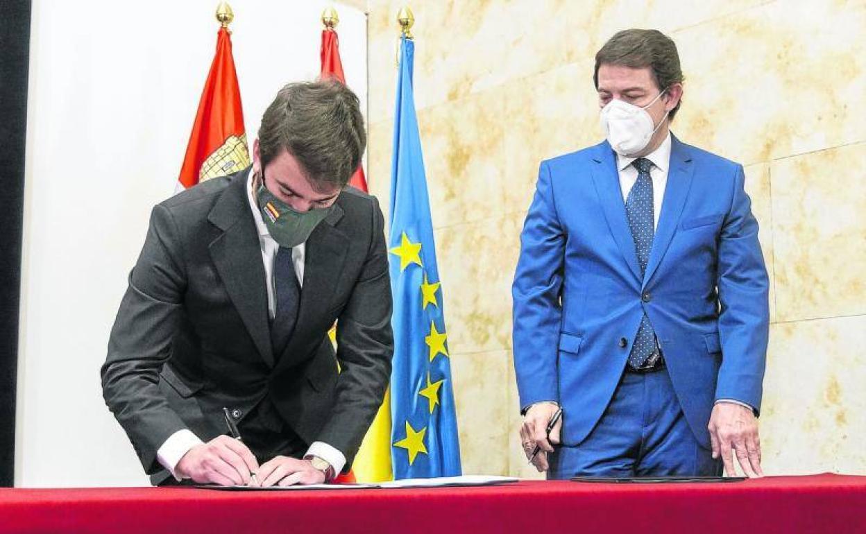 Juan García-Gallardo (Vox) firma el acuerdo de Gobierno en Castilla y León ante el popular Alfonso Fernández Mañueco.