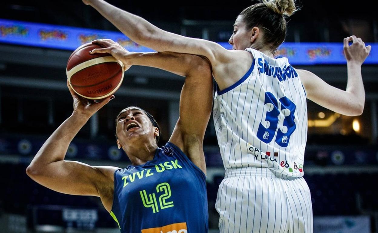 Katie Lou Samuelson, del CB Avenida, defiende a Brionna Jones, del USK Praga, las dos máximas anotadoras del partido. 