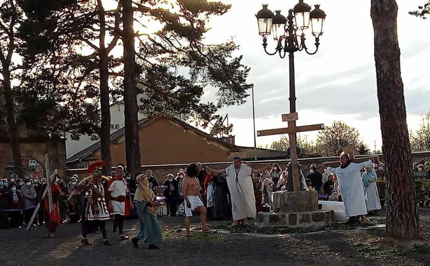 Imagen principal - Saldaña celebra un vía crucis viviente