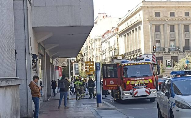 Los bomberos de Valladolid intervienen en la Plaza de España por la presencia de humo