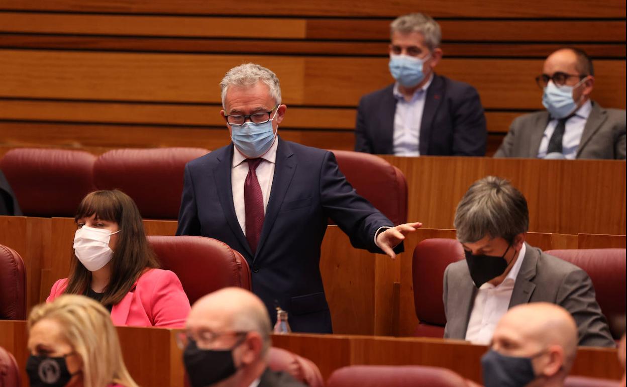 Ángel Ceña, entre los dos procuradores de Soria ¡Ya! que le acompañan, se dispone a sentarse en su sitio en el hemiciclo. 