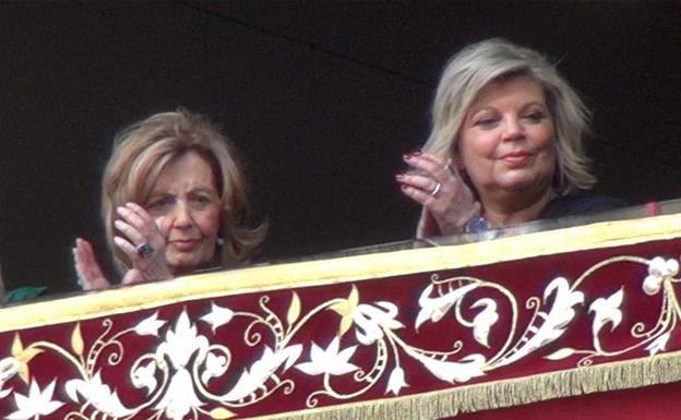 María Teresa Campos y Terelu, en el balcón del hotel, viendo pasar la procesión de Domingo de Ramos. 