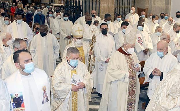 Momento de la Misa Crismal celebrada en la Catedral de Segovia.