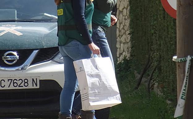 Detalle de una bolsa de pruebas, en manos de una agente de la UCO. 