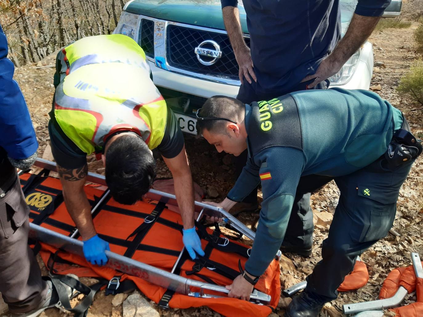 Equipo de rescate de la Guardia Civil prepara una camilla.