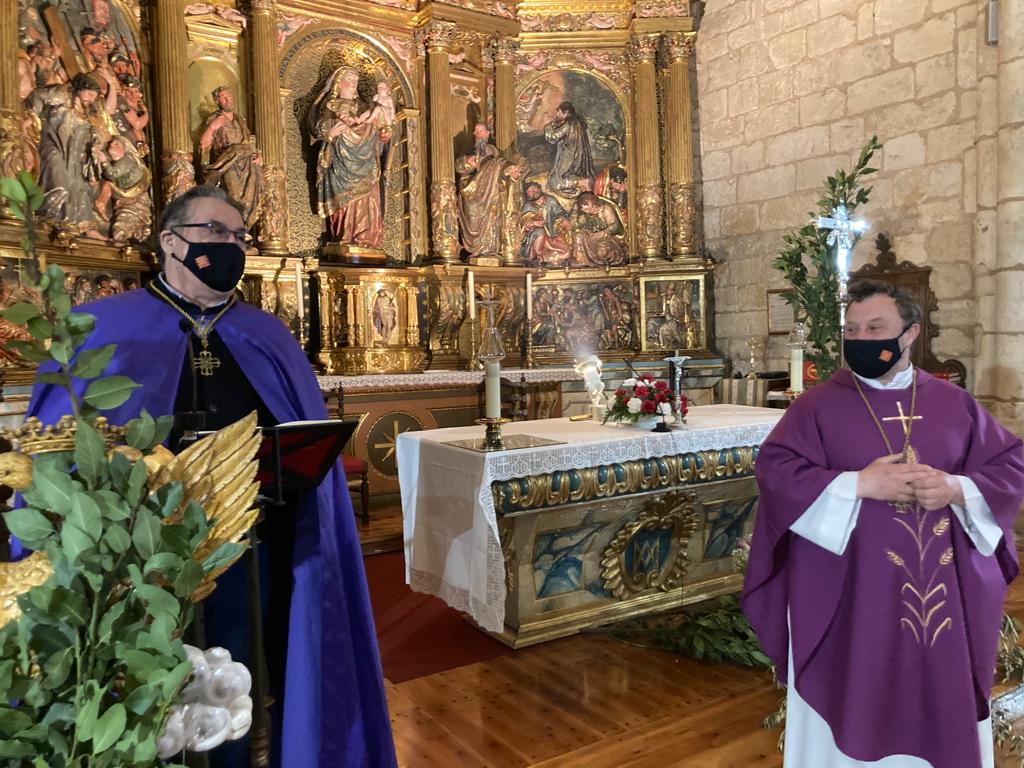 Fotos: Procesión de Lunes Santo en Torrelobatón en el interior de la iglesia (1/4)