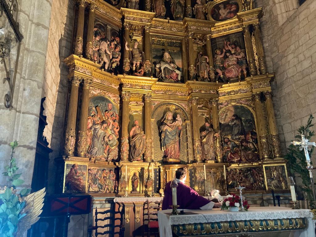 Fotos: Procesión de Lunes Santo en Torrelobatón en el interior de la iglesia (1/4)