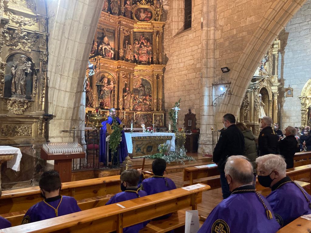 Fotos: Procesión de Lunes Santo en Torrelobatón en el interior de la iglesia (2/3)