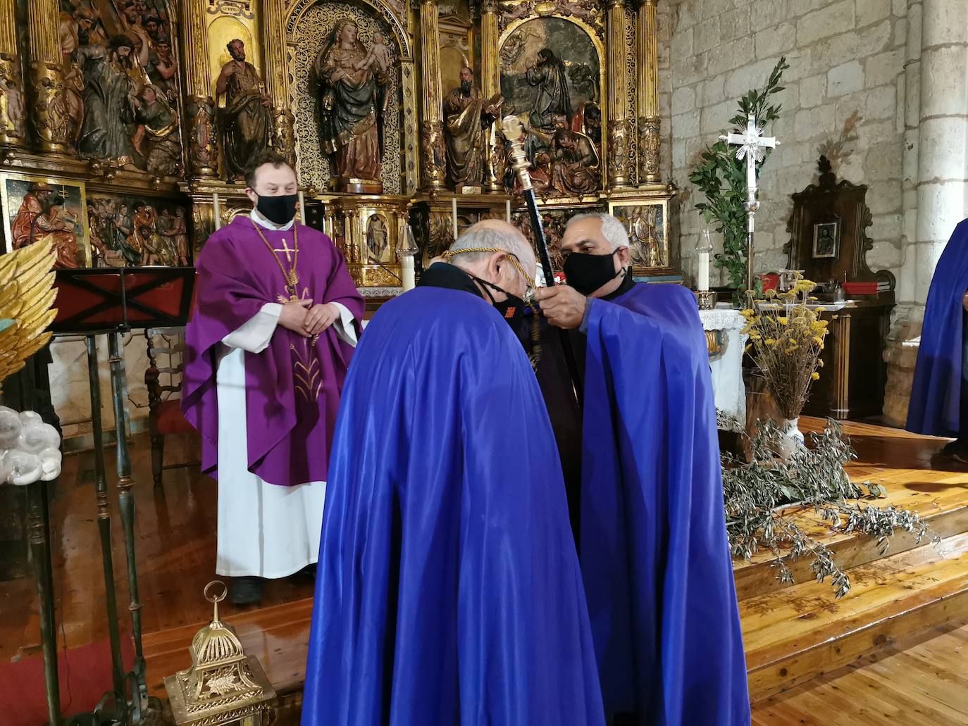 Fotos: Procesión de Lunes Santo en Torrelobatón en el interior de la iglesia (3/3)