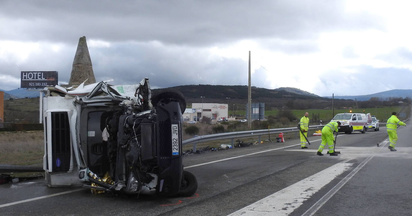 Estado en el que quedó el camión involucrado en el accidente mortal de este martes en la N-VI.