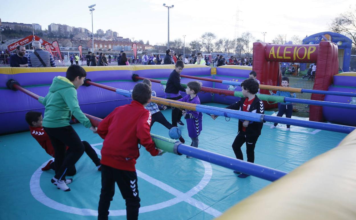 Varios jóvenes juegan en un futbolín gigante en los aledaños al José Zorrilla en un de las últimas fan zone. 