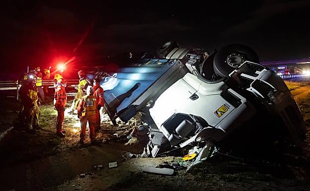 Estado en el que quedó el camión volcado en Salamanca. 