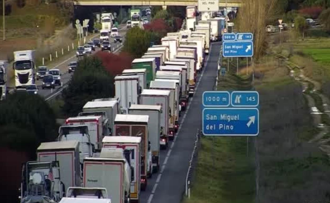 Retención de tráfico en el punto kilométrico donde se ha producido el accidente. 