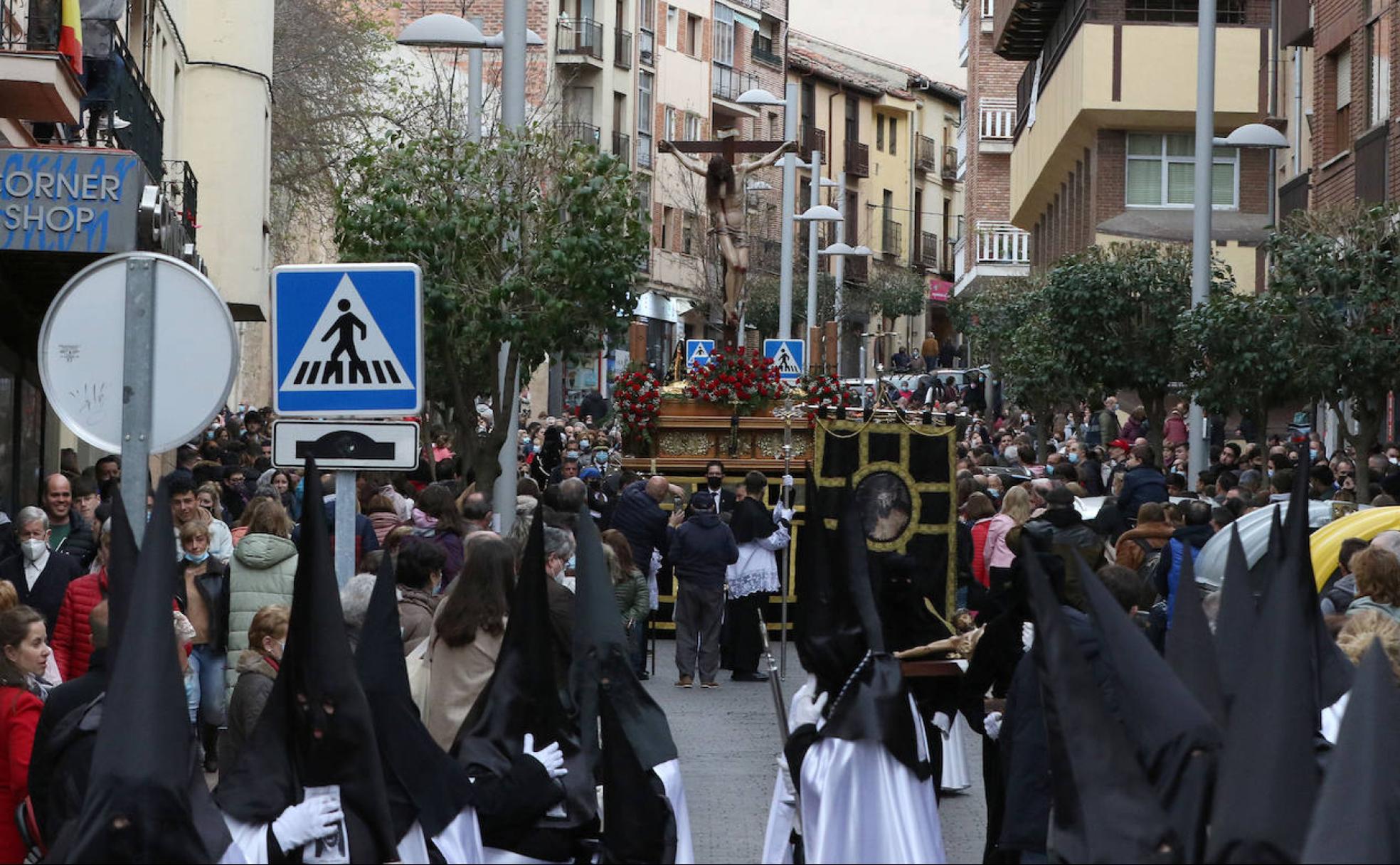 La imagen del Santo Cristo de la Esperanza, a su paso por José Zorrilla.