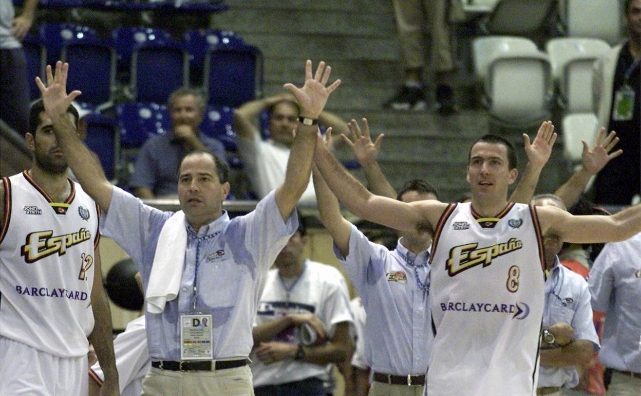 Javier Imbroda y Nacho Rodríguez, con la selección española en el Eurobasket de Turquía en 2001. 