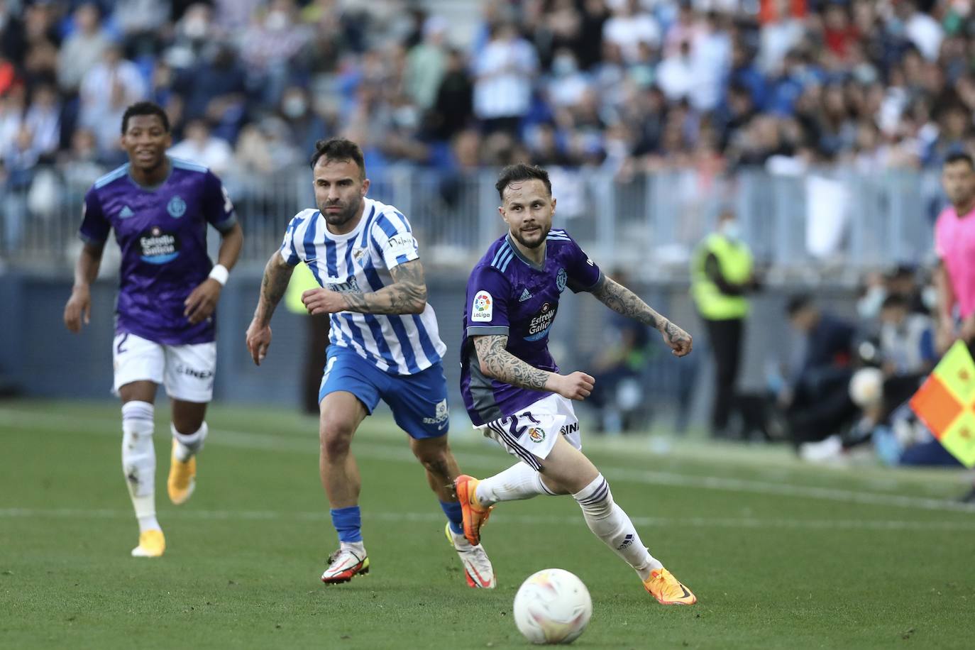 Iván Sánchez, a la caza del balón, mira hacia la portería de Dani Martín. 