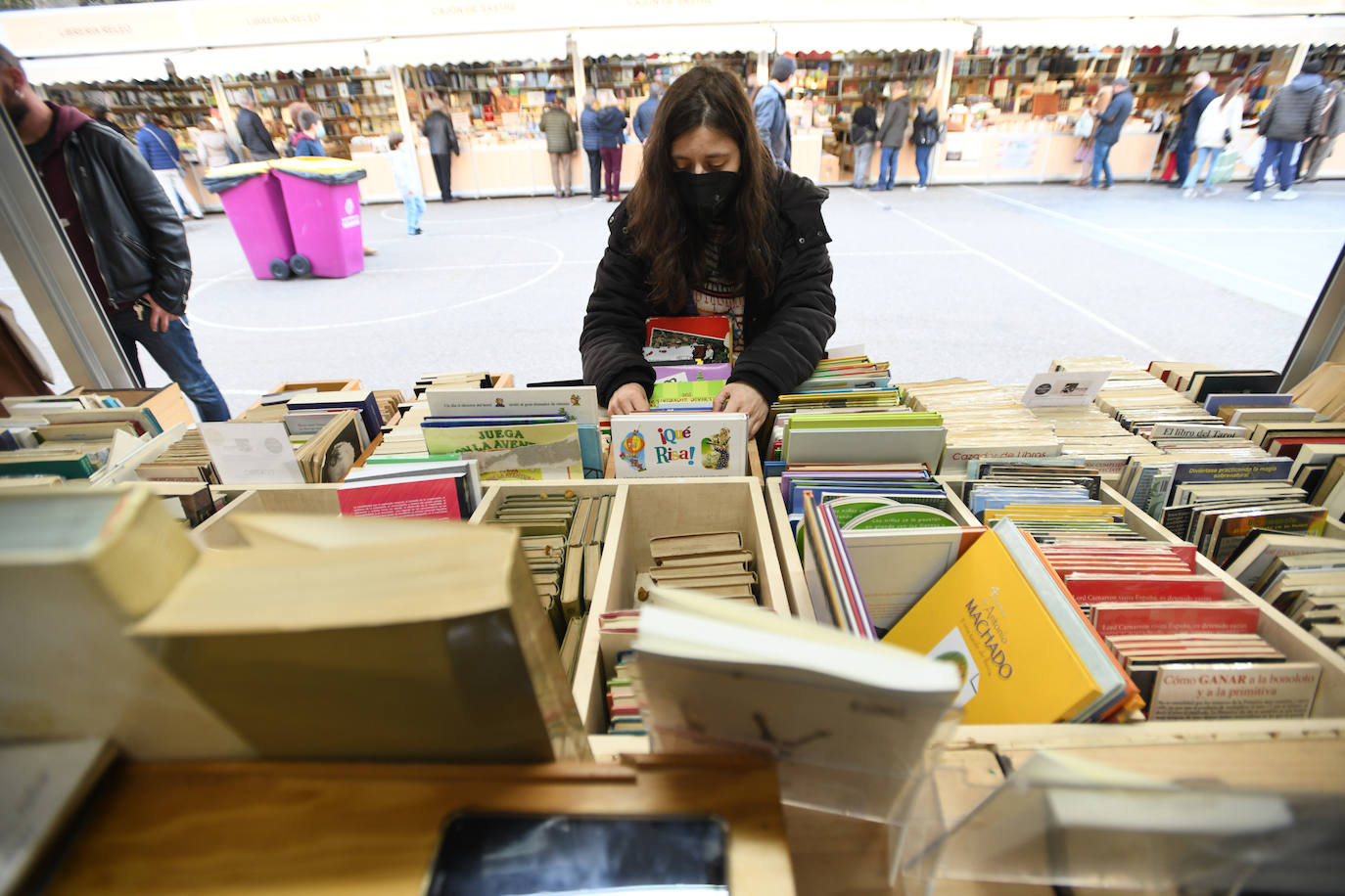 Diferentes puestos de la feria del libro de ocasión. 
