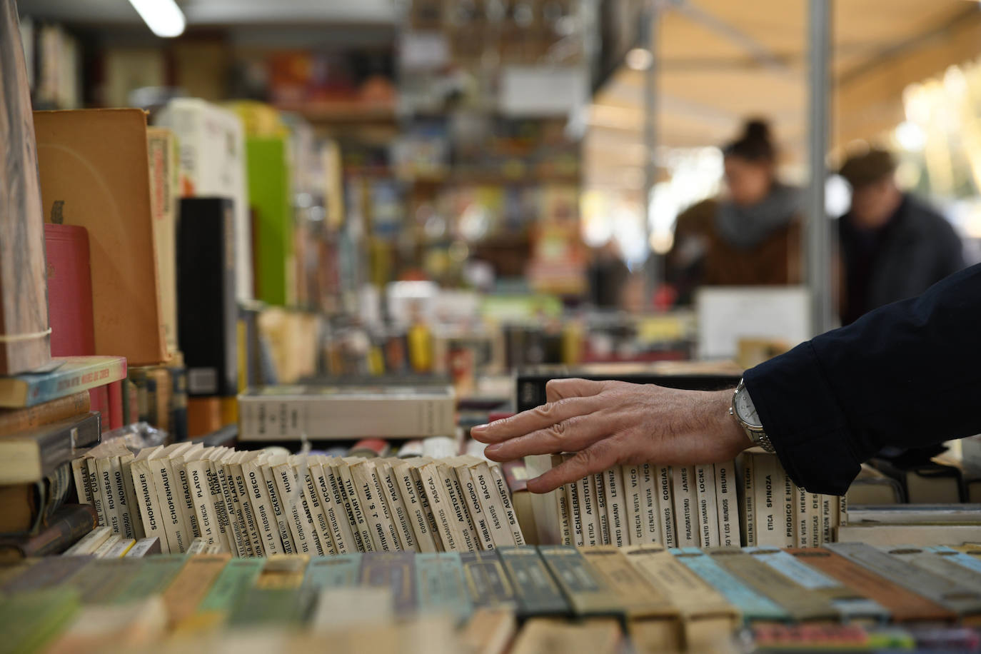 Diferentes puestos de la feria del libro de ocasión. 